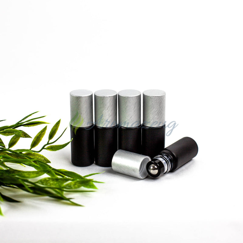 Laden Sie das Bild in Galerie -Viewer, 5 Ml Farbige Roll-On Flaschen In Matt Mit Metalldeckel Und Premium-Rollern - Paket Von Schwarz
