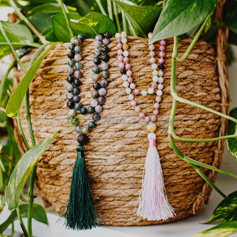 Laden Sie das Bild in Galerie -Viewer, Lava- Und Edelstein Diffuser Halskette Mit Quaste Poppy Zubehör
